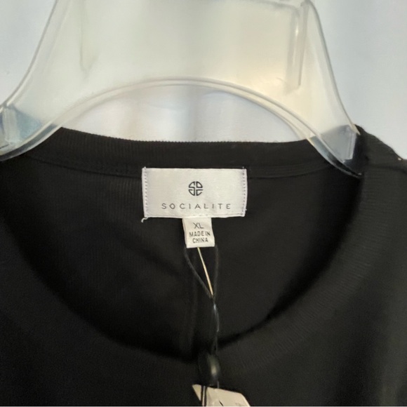 Socialite Black Sleeveless V-Neck Sheath Dress - Picture 5 of 6